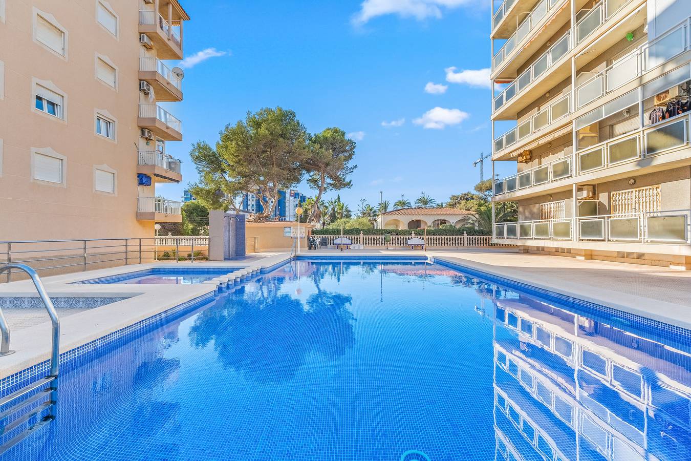 Apartamento entero, Apartamento 'Pleamar 23' con vistas al mar, Wi-Fi y aire acondicionado in Punta Prima (Alicante), Torrevieja