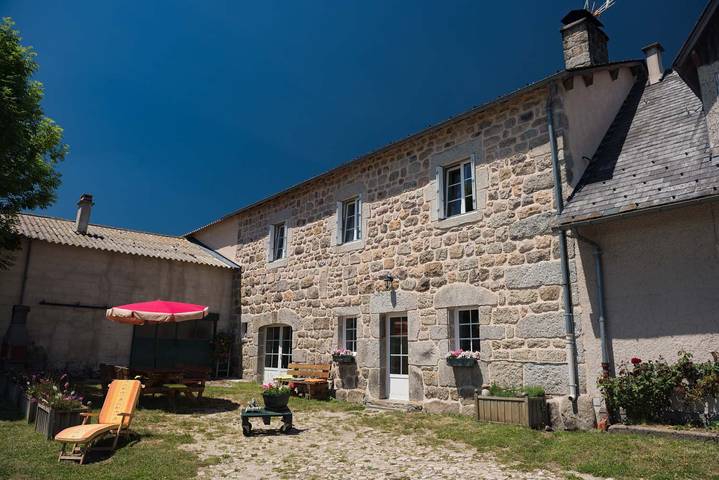 Gîte pour 6 personnes, avec Terrasse ainsi que Jardin et Vue dans Le Buisson
