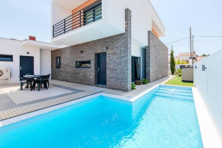 Casa de férias para 8 pessoas, com vista e varanda e ainda piscina em Fernão Ferro