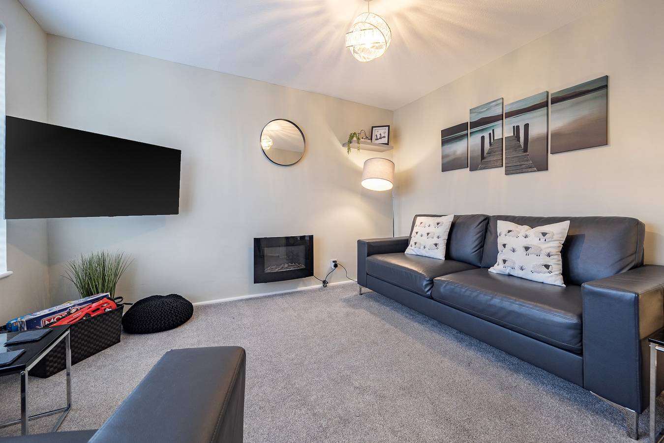 2 Bed House - Sleeps 4 - Garden - Parking - Wifi in Kendal, Lake District