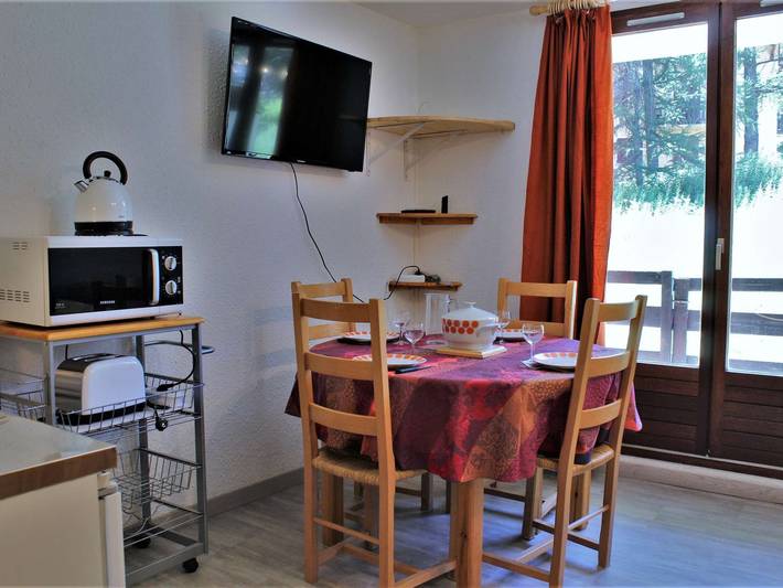 Ganze Wohnung, Gemütliche 2-Zimmer-Wohnung, 4 Schlafplätze, Südbalkon, Ski-in/out, Parkplatz, Risoul 1850 in Station de Risoul, Risoul