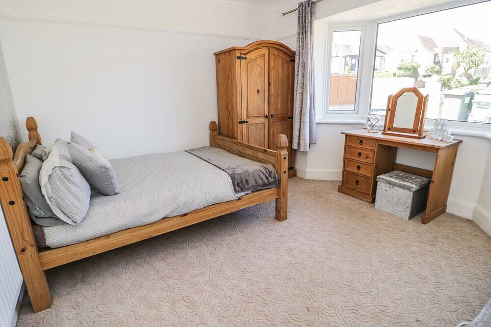 Laragh, pet friendly, character holiday cottage in Deganwy in Deganwy, Conwy region