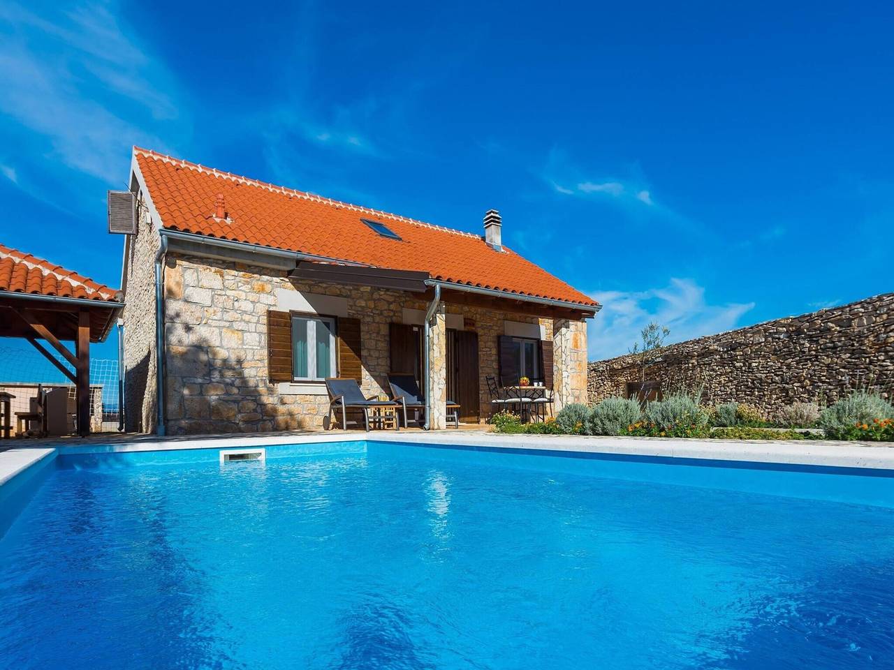 Three bedroom house with swimming pool in Dalmatinisches Zagora