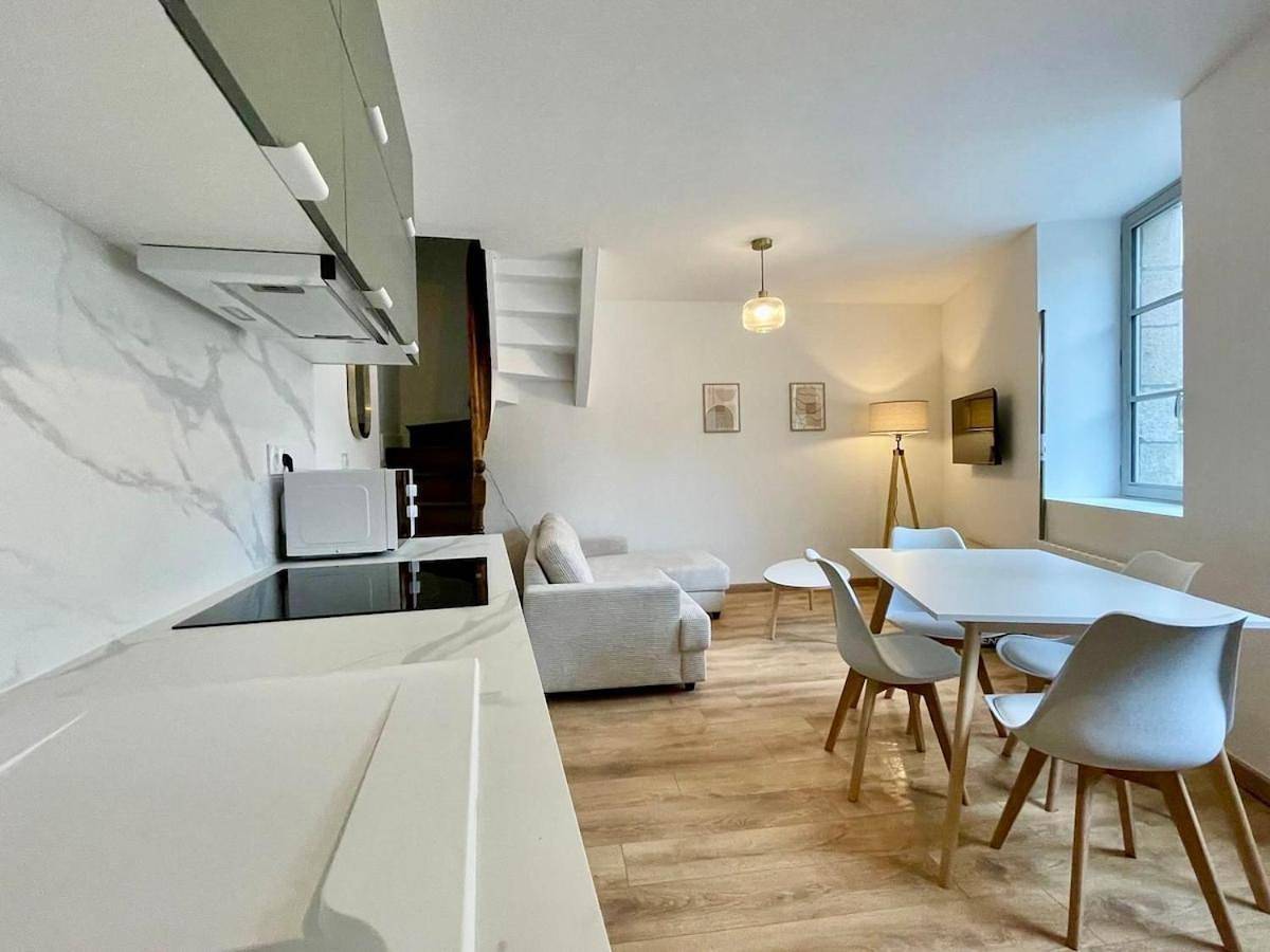 Appartement entier, Petite Maison de ville face au château et du canal in Josselin, Région de Pontivy