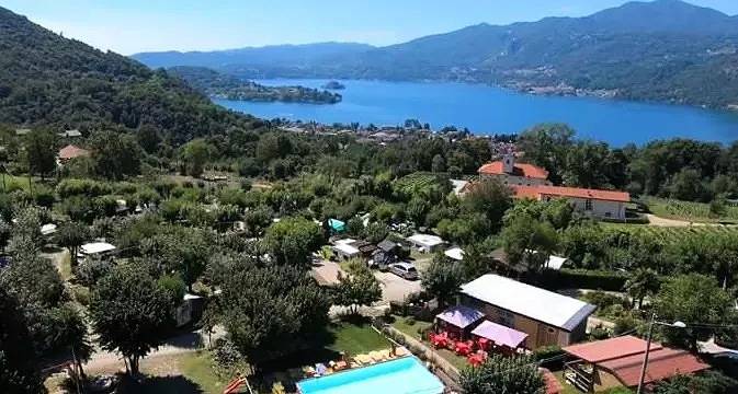 Wohnwagen für 2 Personen, mit Terrasse und Ausblick am Ortasee