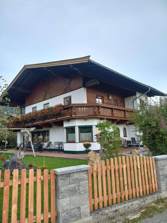 Ferienwohnung für 4 Personen, mit Balkon und Terrasse sowie Seeblick und Ausblick in Kössen