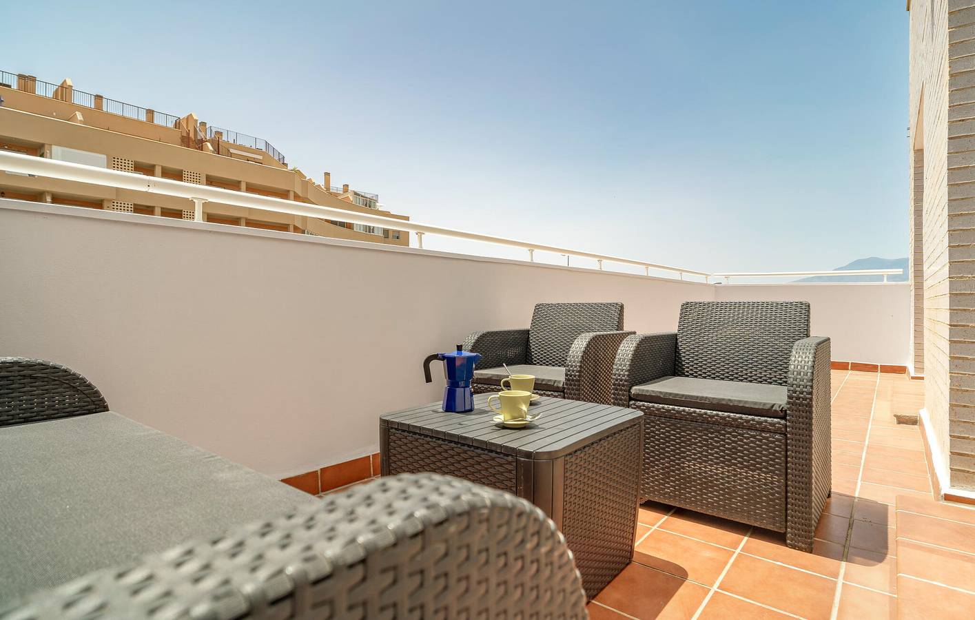 Entire holiday apartment, Cozy Apartment with Pool, Garage & AC, near Beach & City Center in Las Marinas Roquetas, Roquetas de Mar