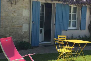 Gîte pour 2 personnes, avec piscine ainsi que terrasse et jardin à Marans