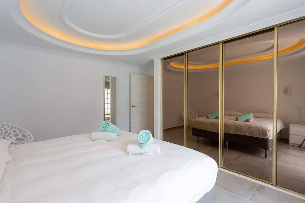 Villa Alamos Park, Golf Del Sur - Huge 10 bed villa with private pool in Oasis del Sur, San Miguel de Abona