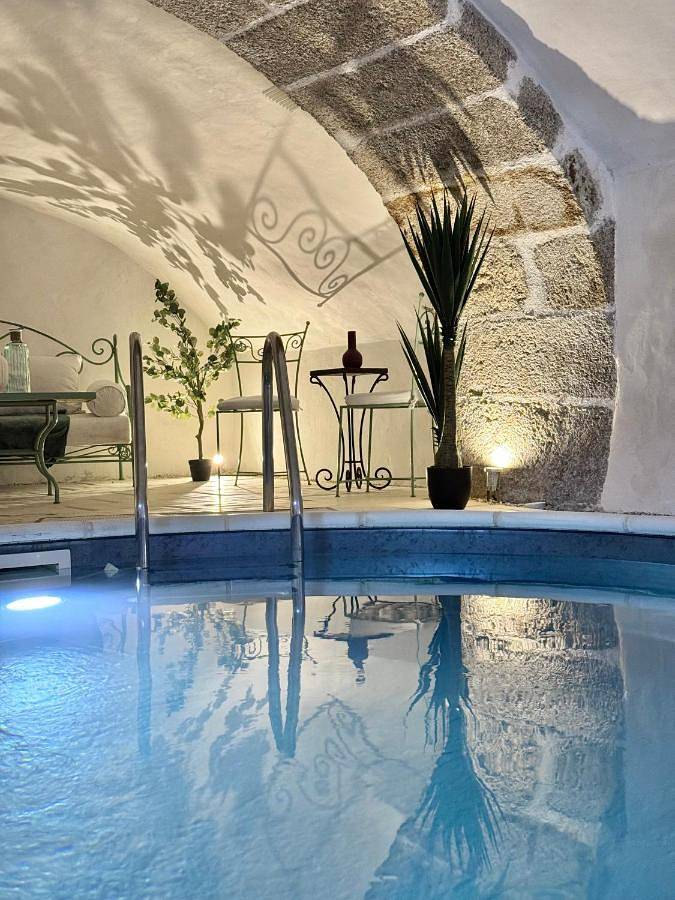 Location de vacances pour 12 personnes, avec jardin ainsi que vue et piscine à La Flocellière