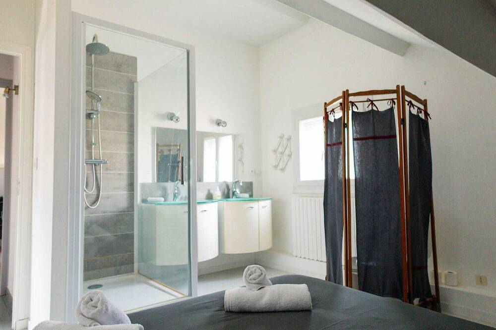 Charming villa with pool and Bbq, 1 min from Bourgoin-jallieu in Domarin, La Tour-du-Pin region