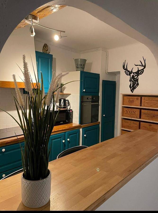 Appartement entier, Two-Bedroom Apartment in Cuers, Côte méditerranéenne (France)