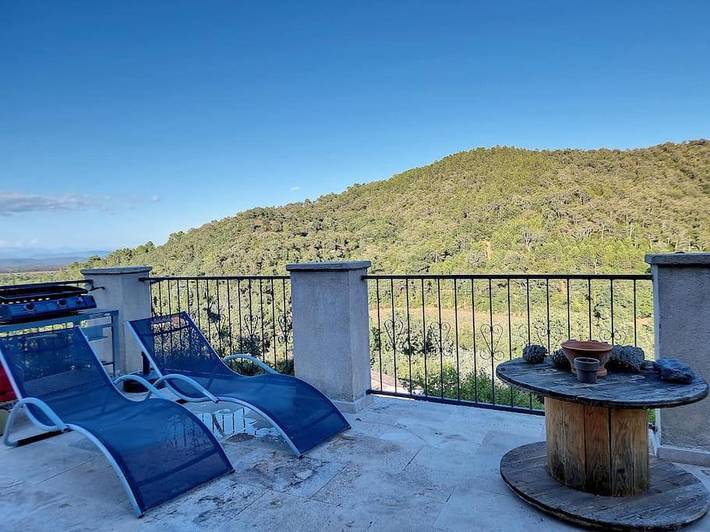 Location de vacances pour 4 personnes, avec terrasse et vue à Les Mayons - 4
