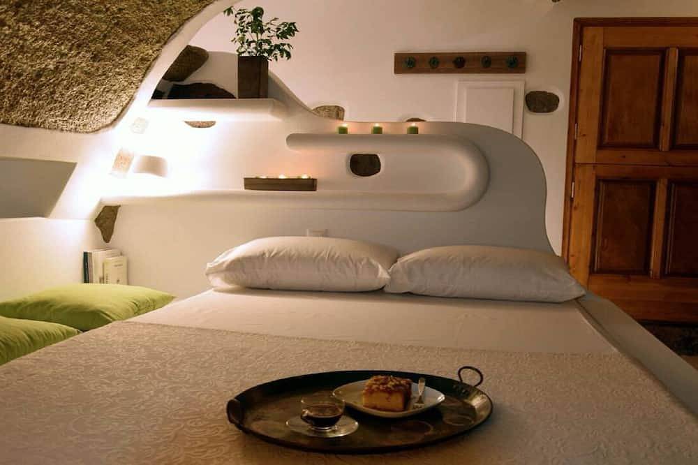 La grotte \"Terra Nullius\" est un lodge unique pour un autre type de vacances. in Milos