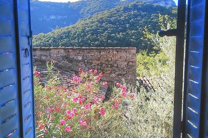 Location de vacances pour 6 personnes, avec terrasse à Labastide-de-Virac