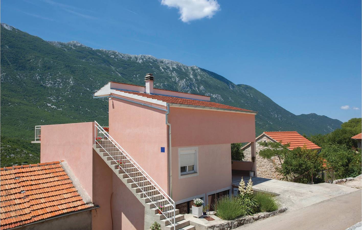 Entire vacation apartment, Vacation apartment for 6 people with terrace in Makarska Riviera