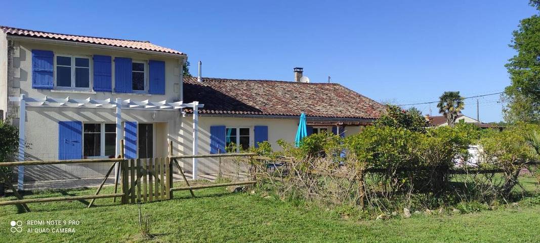 Location de vacances pour 6 personnes, avec jardin ainsi que vue et piscine, animaux acceptés à Saint-Simon-de-Bordes - 4