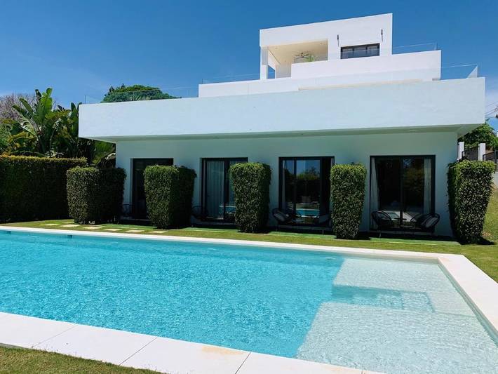 Alojamiento y desayuno para 2 personas, con Terraza además de Jardín y Piscina en Marbella