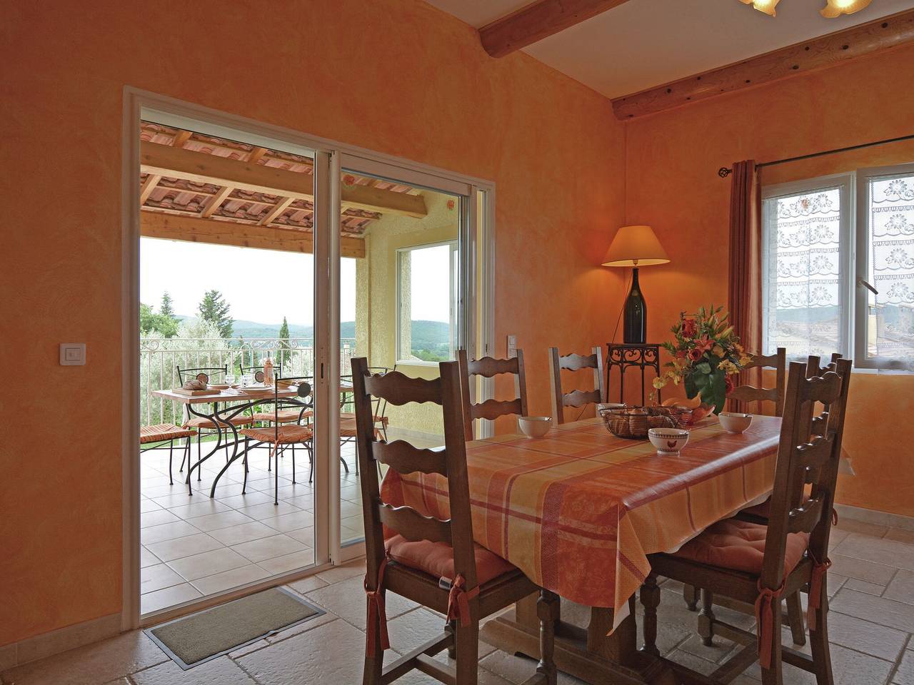 Villa tranquille avec vue sur la piscine in Saint-Laurent-de-Carnols, Région de Nîmes