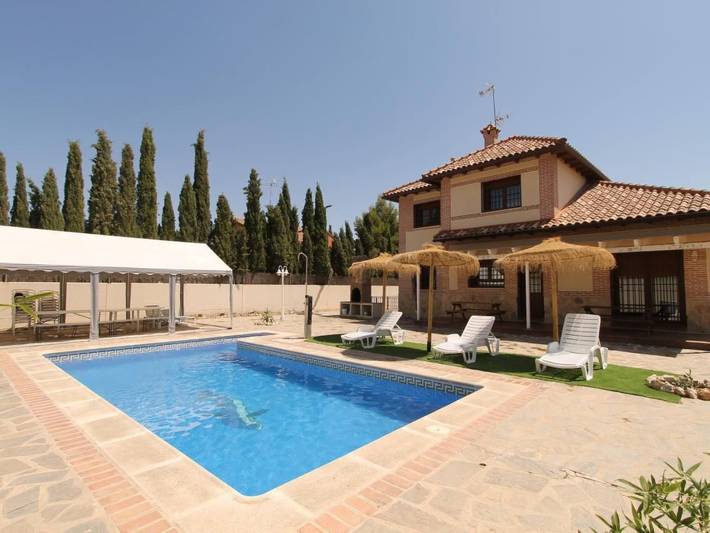 Casa de vacaciones para 18 personas, con piscina además de jardín y terraza en Castilla-La Mancha