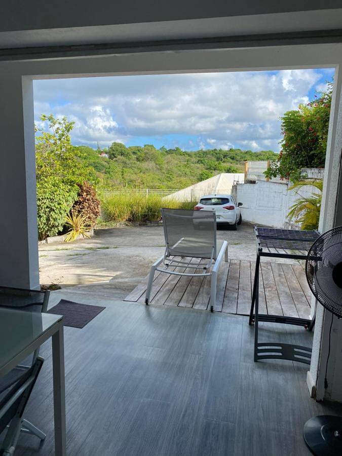 Gîte pour 2 personnes, avec jardin ainsi que vue et piscine à Le Gosier - 4