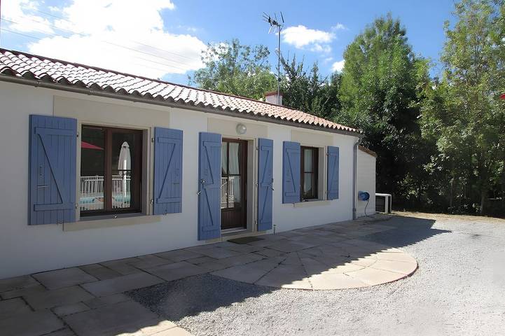 Gîte pour 2 personnes, avec piscine et jardin