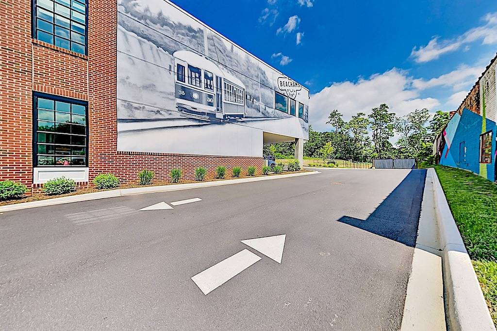 Ganze Wohnung, Spacious, chic retreat with deck & Ac - walk to dining, shops, & entertainment in Blue Ridge Parkway, Asheville