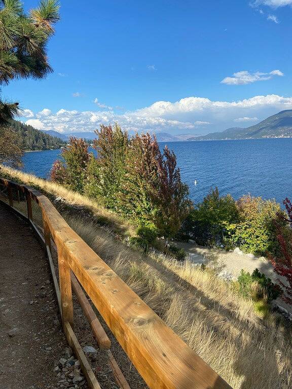 Cottage for 8 people, with pool and hot tub as well as garden, with pets in Central Okanagan