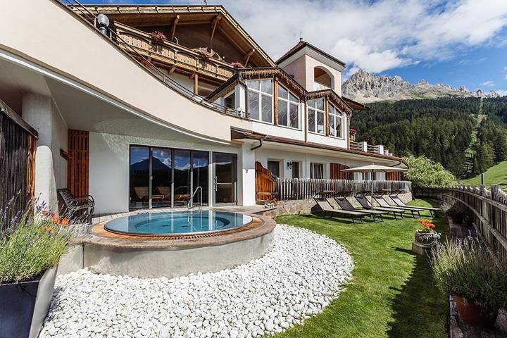 Hotel für 2 Personen, mit Terrasse und Whirlpool sowie Garten und Pool in Obereggen
