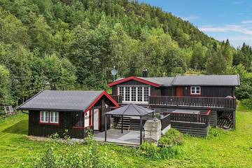 Ferienhaus für 8 Personen, mit Whirlpool und Garten in Tingvoll