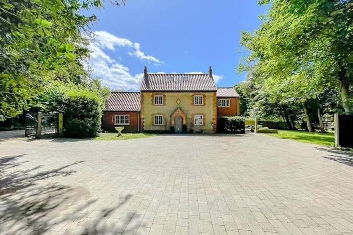 Holiday home for 12 people, with pets in Holt