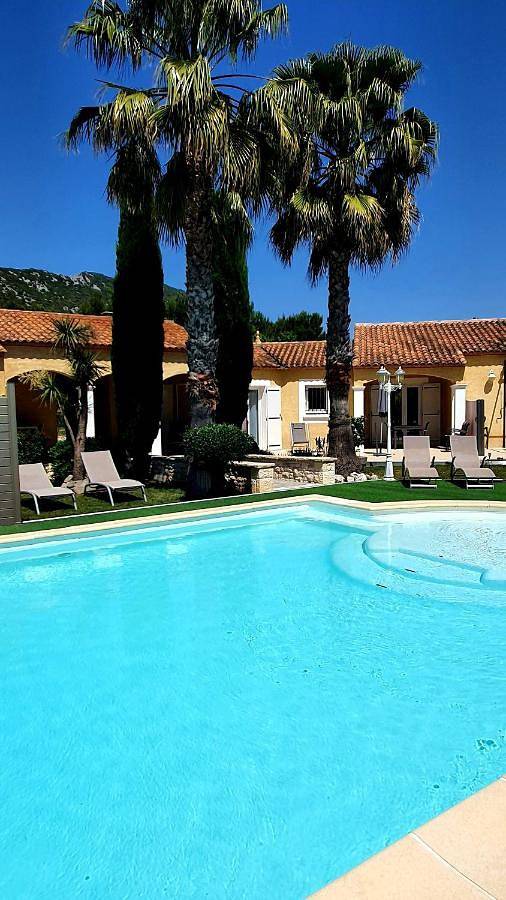 Gîte pour 5 personnes, avec vue ainsi que piscine et jardin, adapté aux familles à Cazevieille