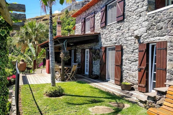 Gîte pour 4 personnes, avec balcon ainsi que jardin et piscine