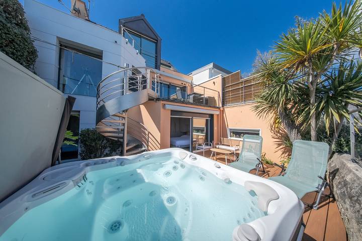 Villa pieds dans l'eau - vue mer & jacuzzi in Larmor-Plage, Côte des Mégalithes