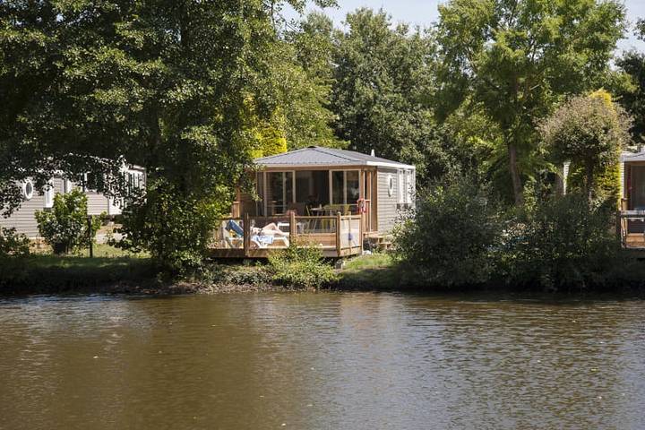 Caravane pour 4 personnes, avec Balcon/Terrasse et Terrasse à Coëx