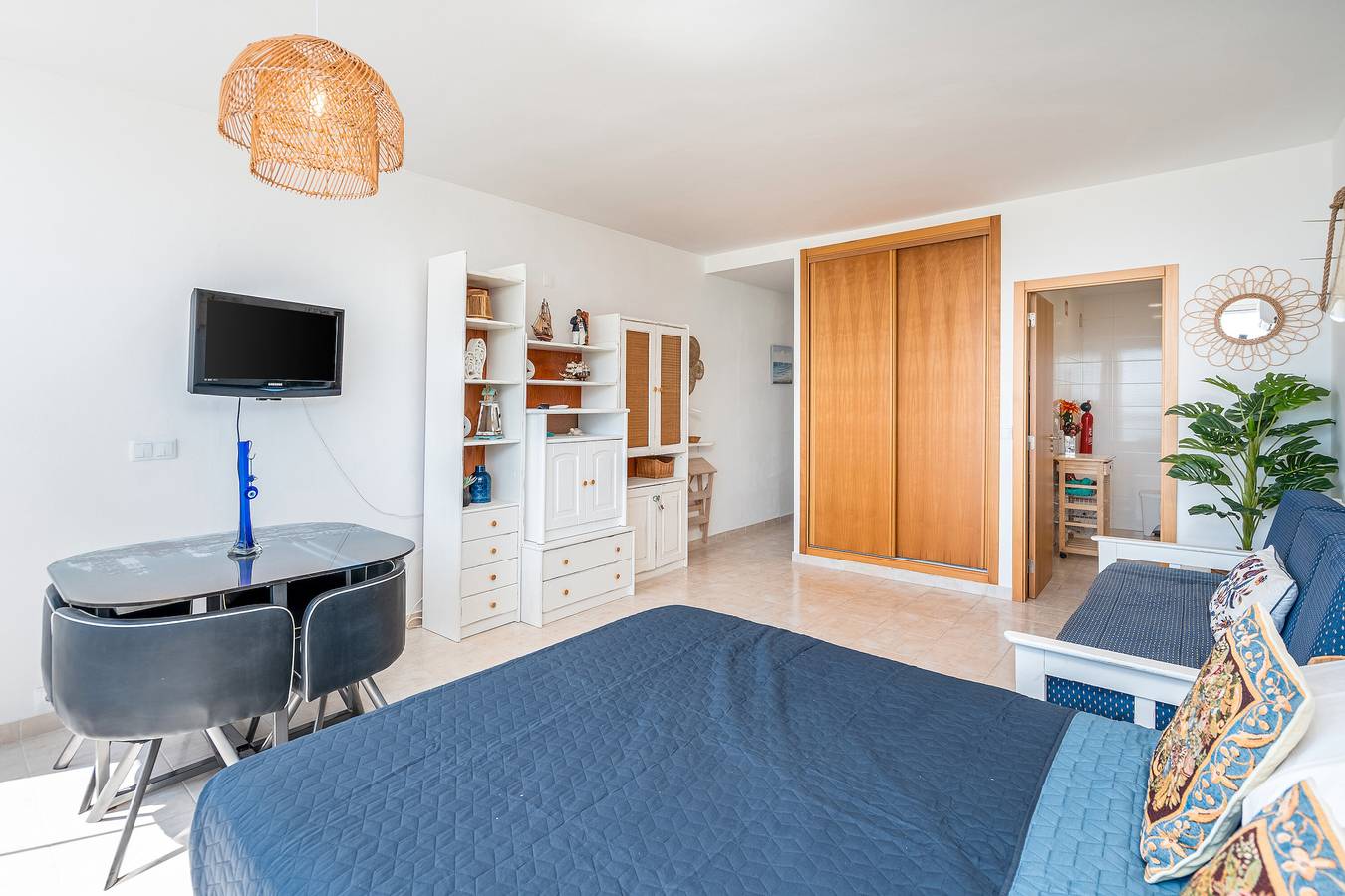 Apartamento inteiro, Apartamento 'Modern Beach' com vista para o mar, Wi-Fi e ar condicionado in Praia da Rocha, Portimão