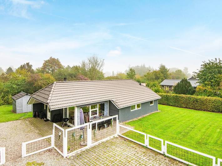 Ferienhaus für 8 Personen, mit Whirlpool und Terrasse sowie Garten und Sauna in Pøt Strandby