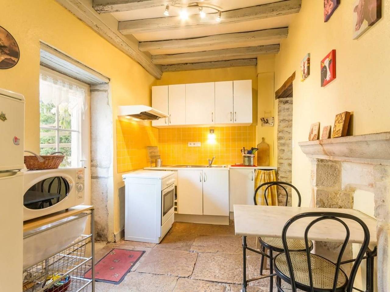 Encantadora casa de piedra cerca de viñedos, jardín privado, aparcamiento in Montceau-et-Écharnant, Beaune region