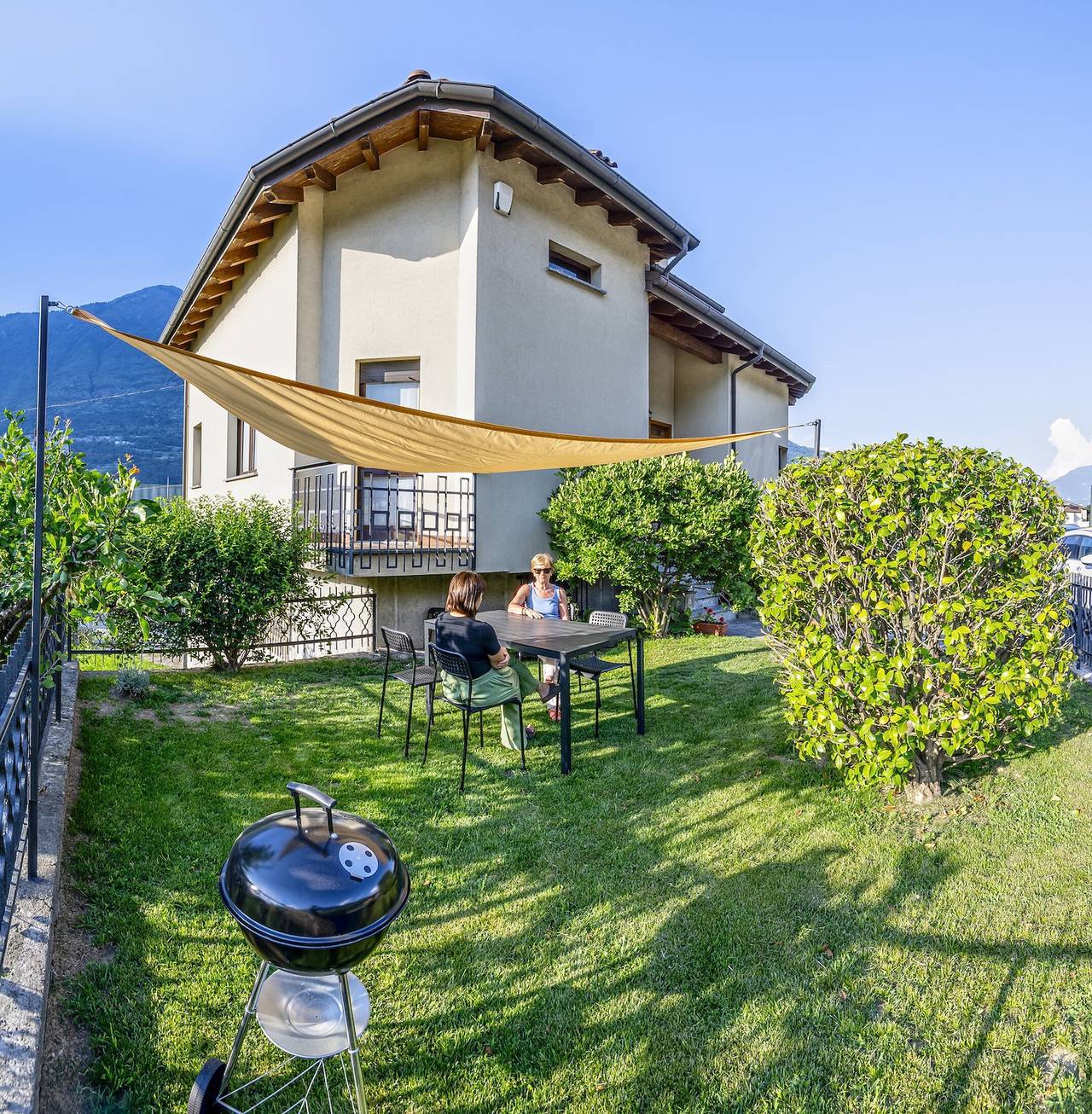 Elegantes Haus zwischen See und Bergen in Rogolo, Orobie Alpen West