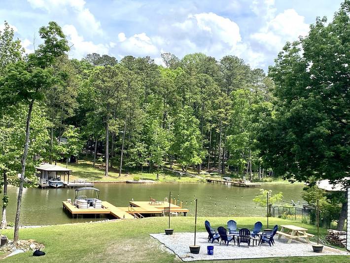 Vacation rental for 14 people, with yard in Lake Sinclair