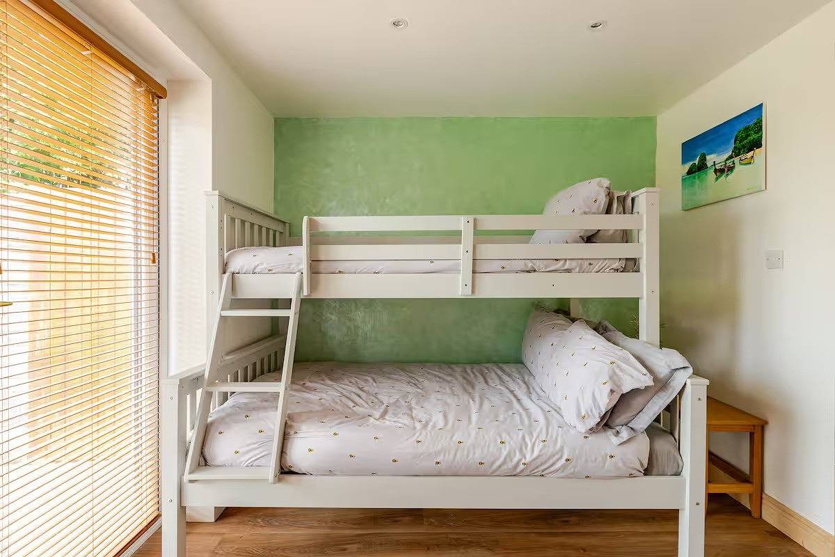 Entire holiday apartment, 1-Bed Cosy Country Retreat- Sleeps 5, Emerald Park in Rathoath, County Meath