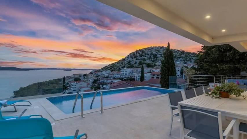 Villa pour 10 personnes, avec terrasse et piscine, animaux acceptés à Drage (Pakoštane)