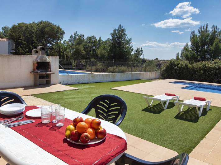 Location de vacances pour 8 personnes, avec terrasse et vue ainsi que jardin et piscine dans Les Tres Cales - 3