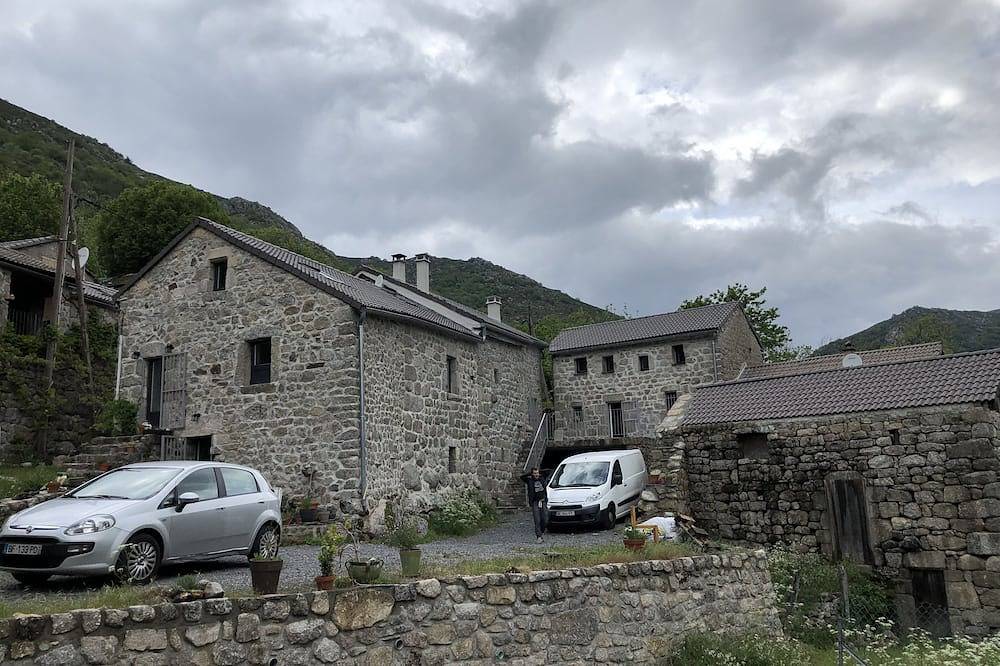 Typical renovated house, magnificent view, well equipped. Sleeps 10. in Malarce-sur-la-Thines, Parc naturel régional des Monts d'Ardèche