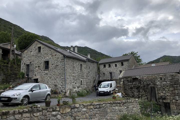 Gîte pour 6 personnes, avec terrasse et jardin à Malarce-sur-la-Thines
