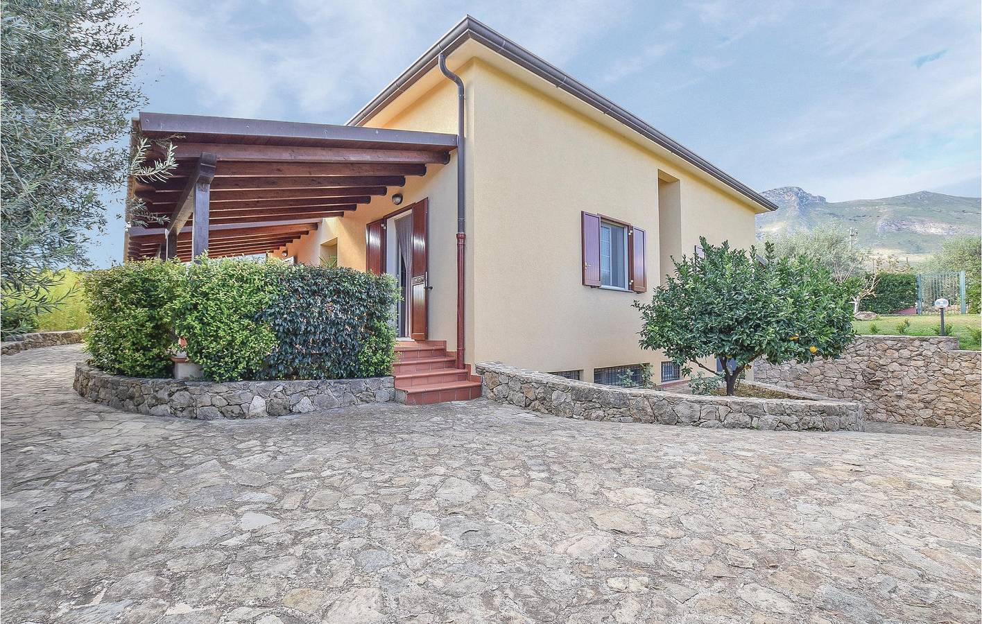 Apartamento vacacional entero, Retiro junto al mar: ¡Terraza, WiFi y mucho más! in Trabia, Provincia de Palermo