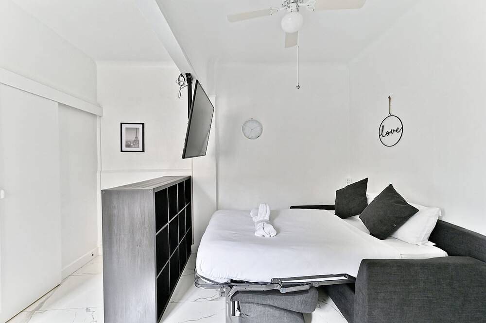 Entire apartment, Black and White Studio - Les Lilas in Les Lilas, Seine-Saint-Denis
