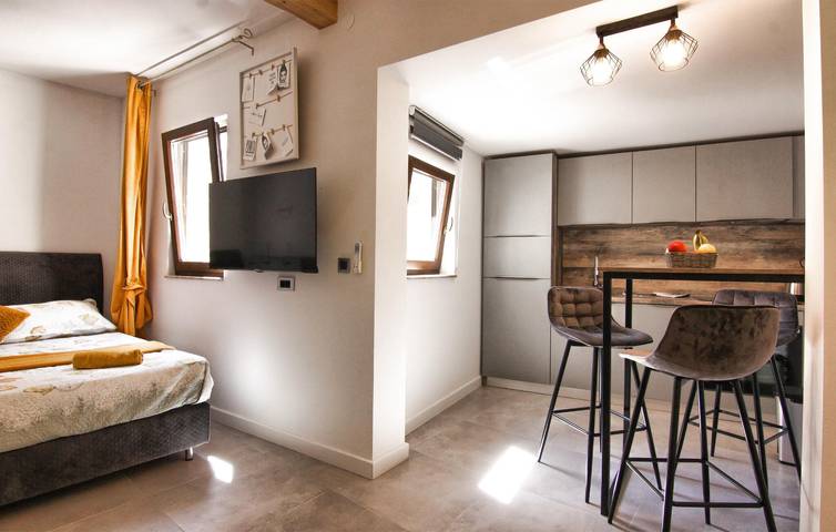 Gemütliche 1-Zimmer-Wohnung mit Terrasse, 200 m vom Strand entfernt in Plaža Morovička, Općina Sveti Filip i Jakov