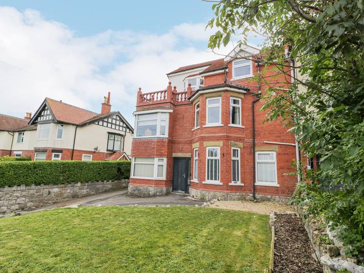 Cottage for 18 people, with garden, with pets in Rhos on Sea