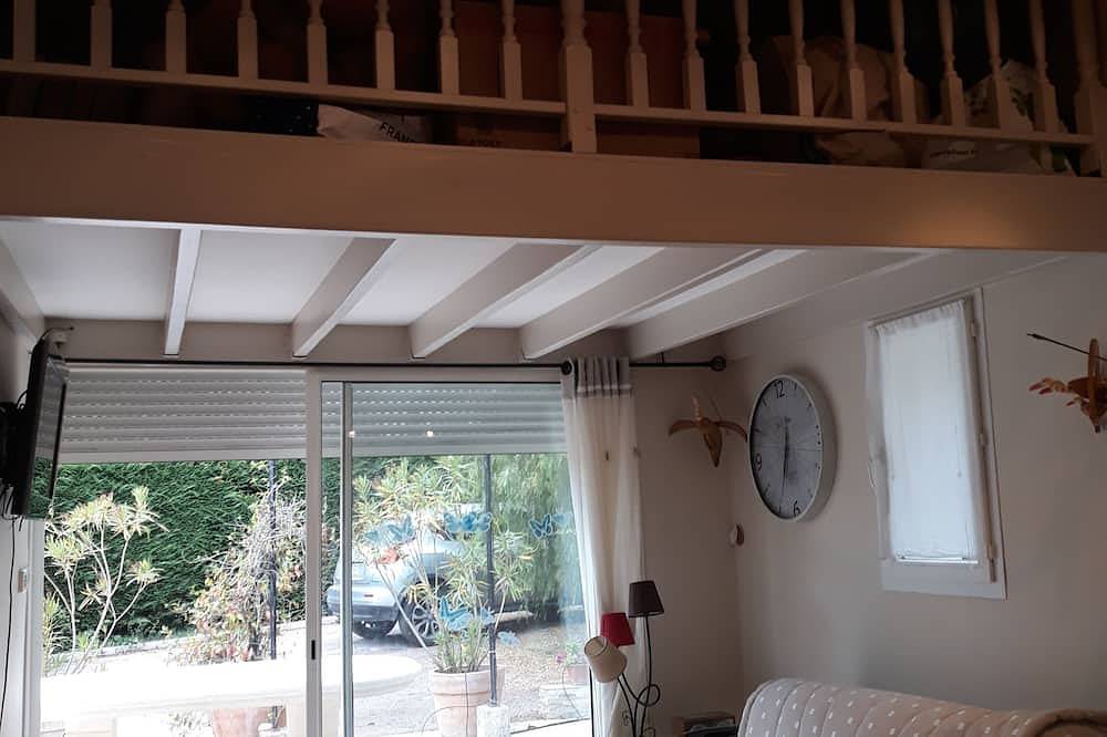 Apartamento entero, Agréable Studio Dans Jardin Paysager Avec Piscine et Grande Cuisine D'été in Bagnols-en-Forêt, Region de Draguignan